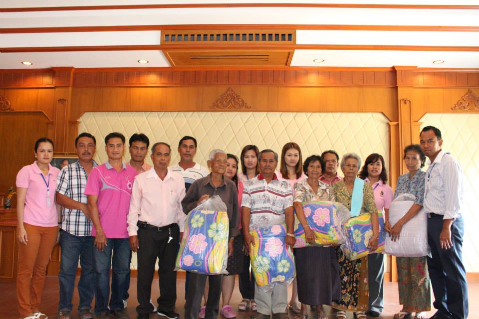มอบผ้าห่มให้แก่ราษฎรในตำบลบางงอน